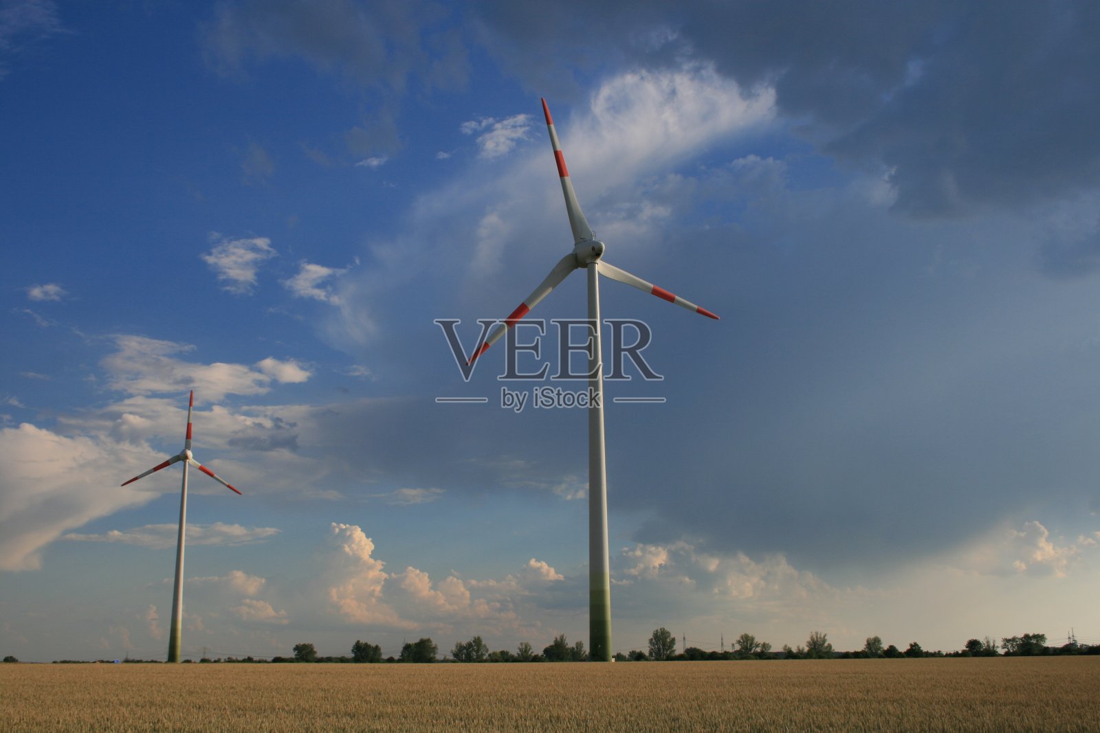 绿色的田野和风能照片摄影图片