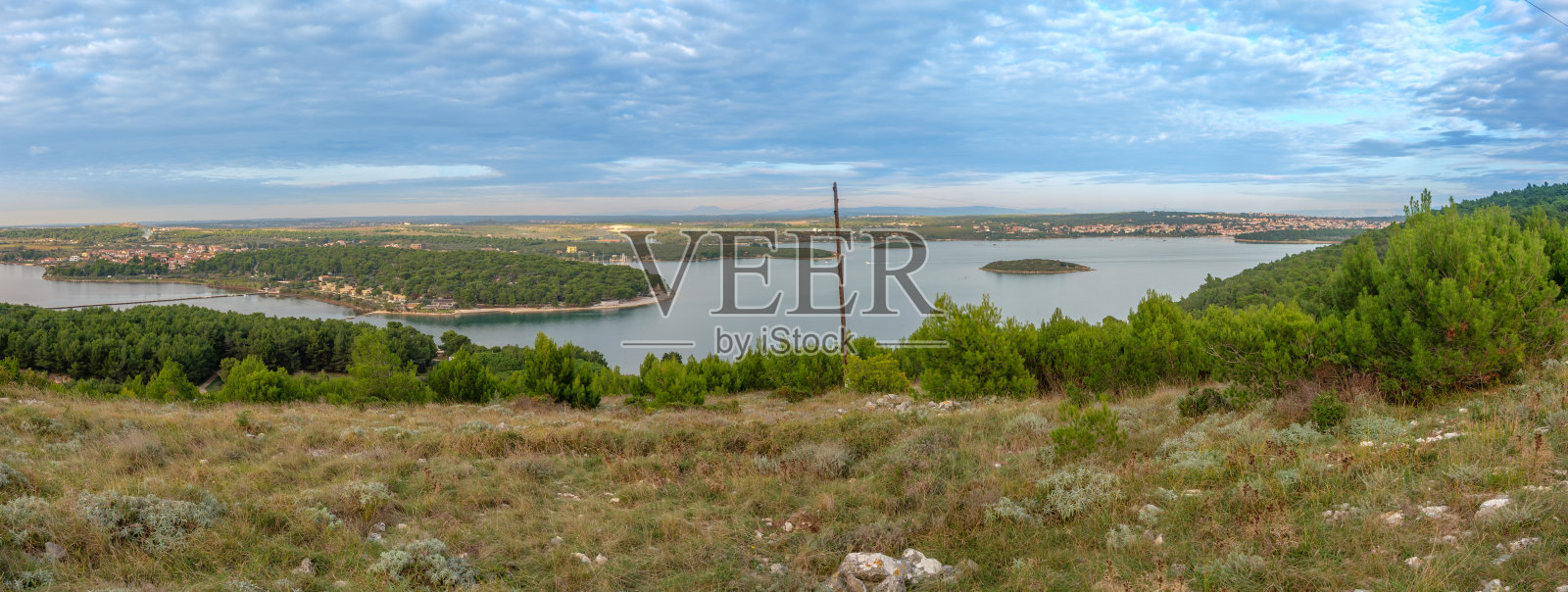 麦德林湾的海滨全景,有小村庄和岛屿照片摄影图片