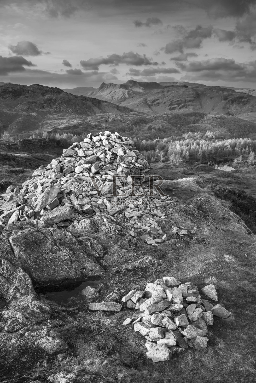 黑色和白色壮丽的景观图像,从湖区的霍尔姆瀑布俯瞰兰代尔派克的秋天夕阳照片摄影图片