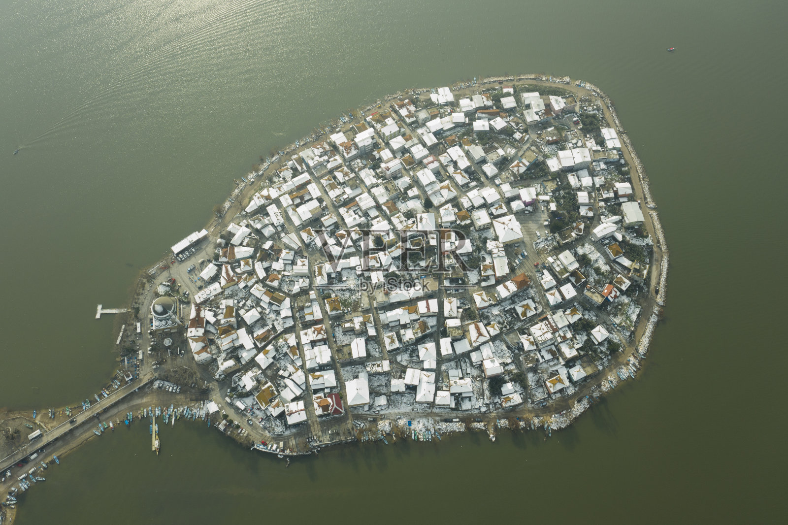 土耳其布尔萨乌鲁阿巴特湖的Golyazi村照片摄影图片