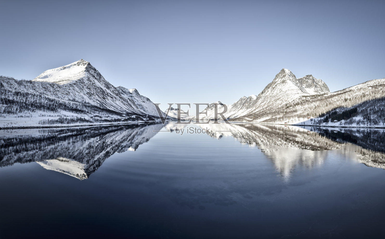 在一个美丽的冬日里,格里尔lefjorden的全景照片摄影图片
