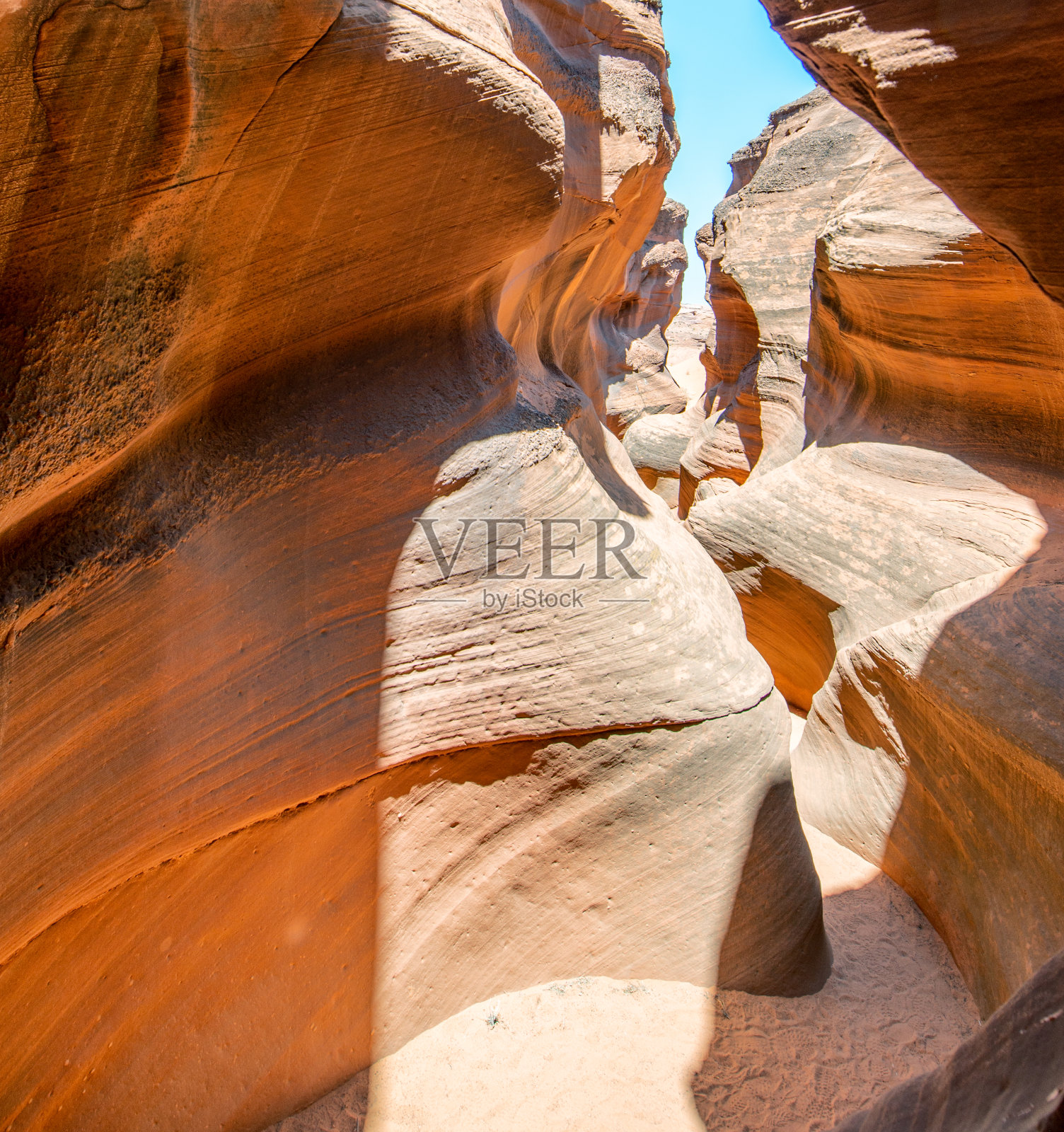羚羊峡谷,亚利桑那州-美国。蓝色夏日天空下的岩石外景。照片摄影图片