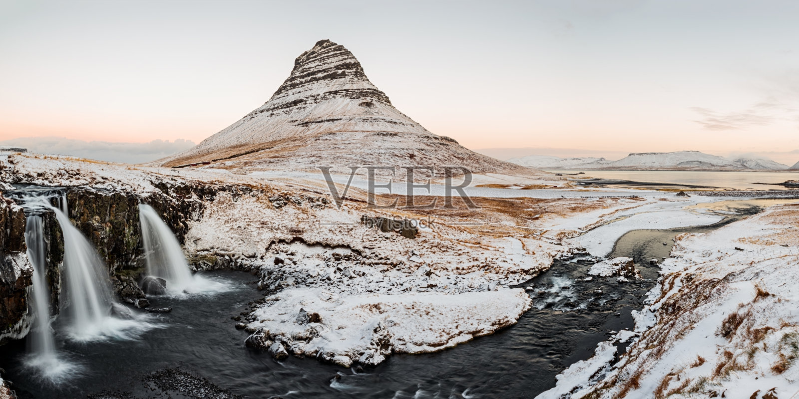 日出时的Kirkjufell山和瀑布,冰岛照片摄影图片