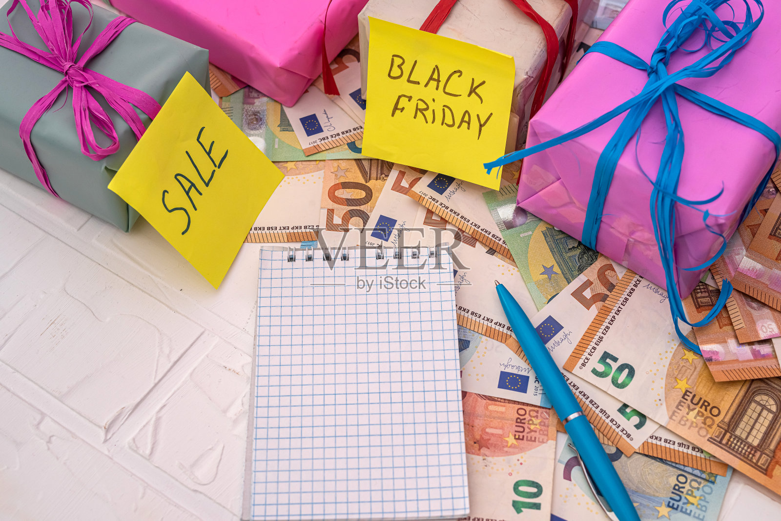 在黑色星期五,漂亮的礼物会以大折扣摆到货架上。照片摄影图片