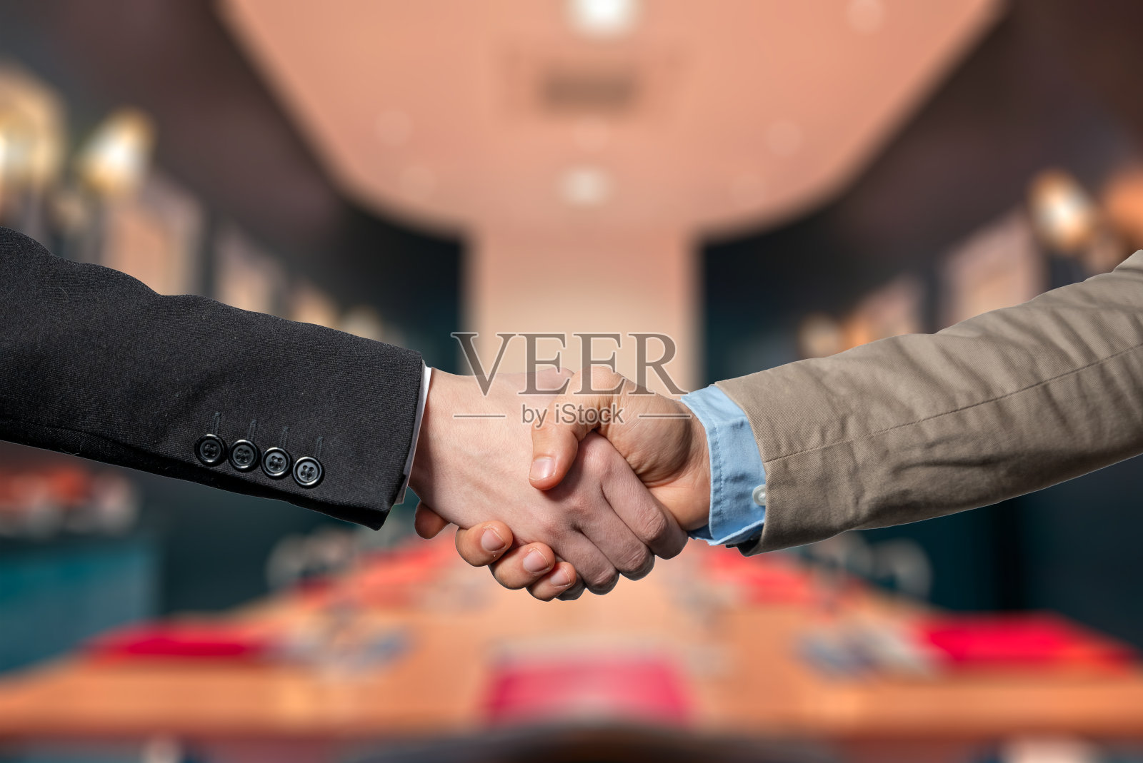 商务人士在办公室用电脑握手照片摄影图片