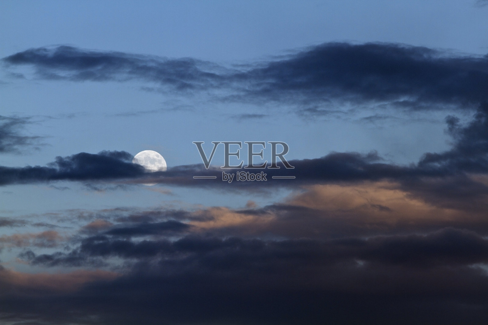 月亮,月亮和云的背景夜空-照片照片摄影图片