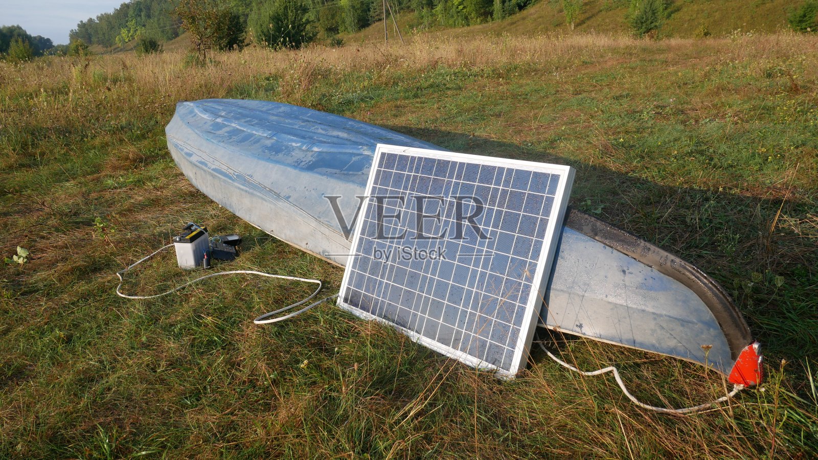 转动的太阳能电池板给电池充电。照片摄影图片
