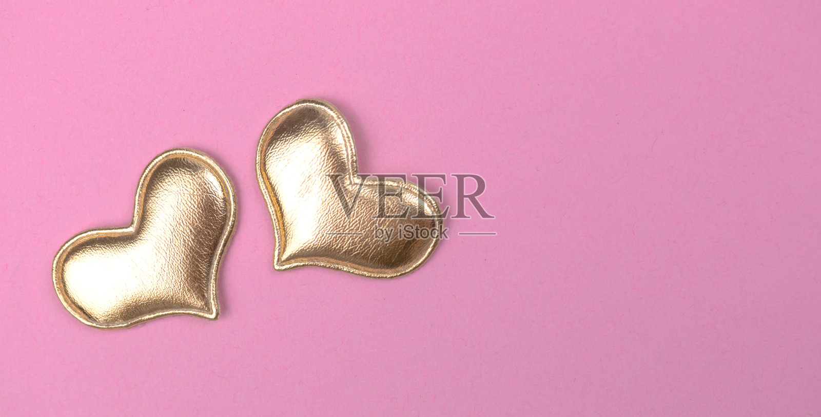 情人节问候概念与心装饰亮粉色背景顶视图,复制空间。平把照片照片摄影图片