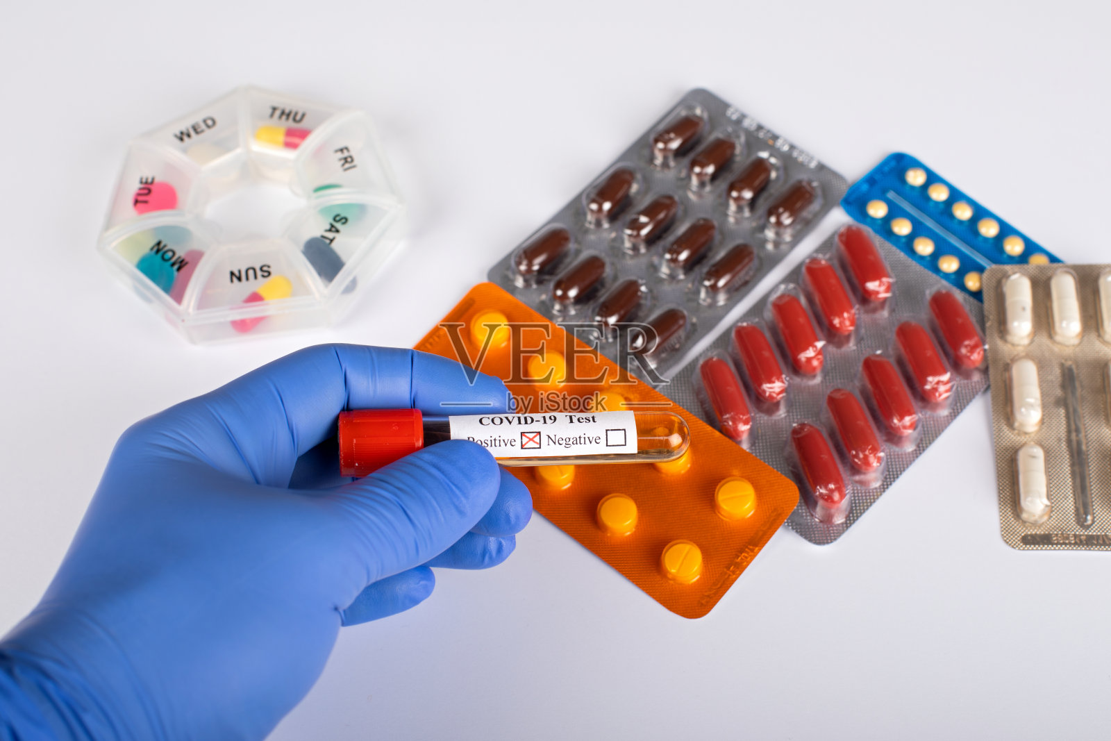 医疗工具和药丸照片摄影图片