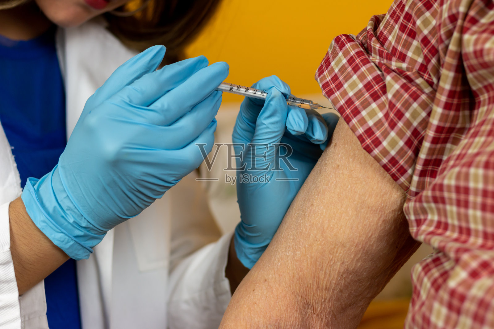 医生给领取养老金的人接种疫苗照片摄影图片