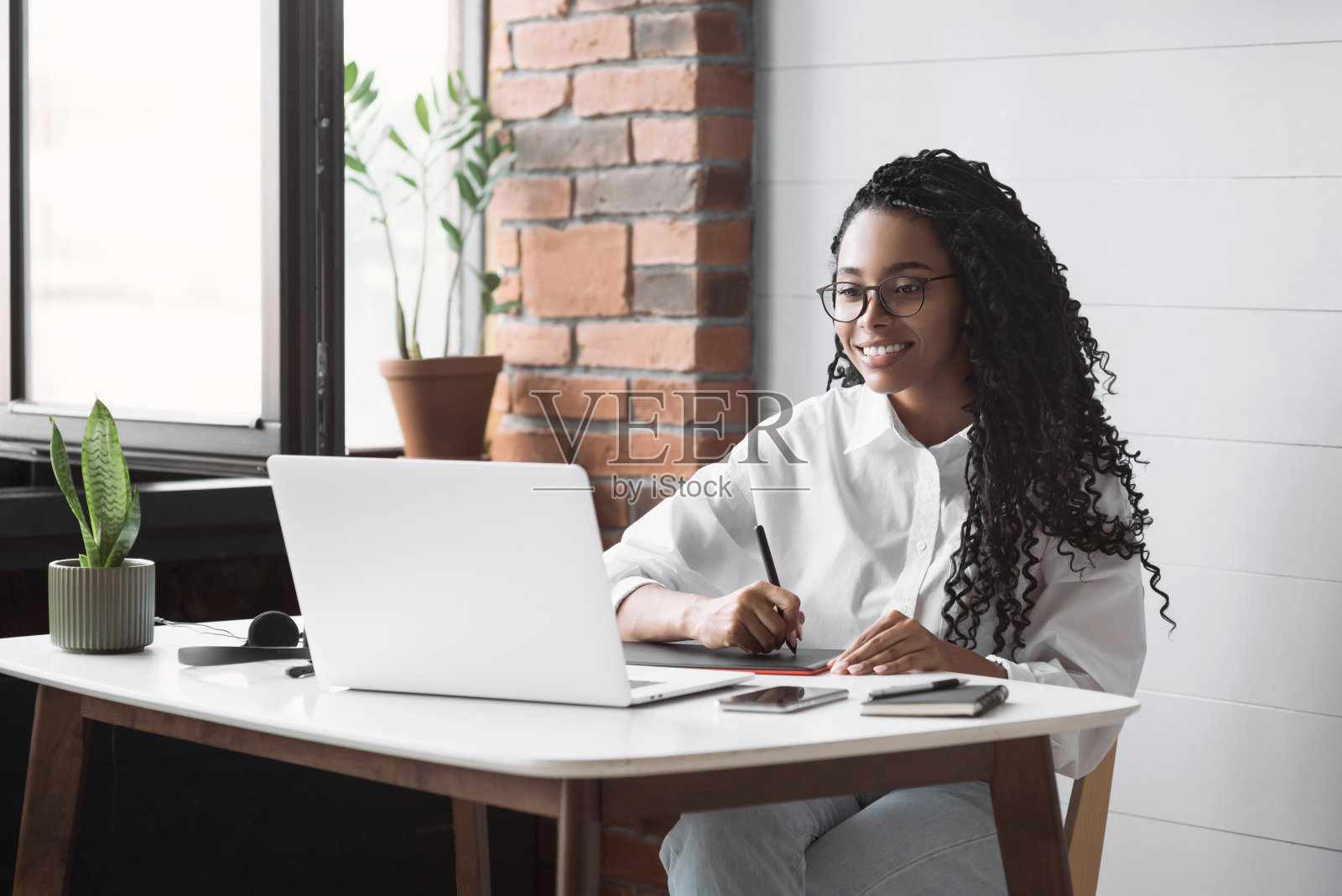 女设计师在家工作,在网上开会。女学生在她的房间里学习照片摄影图片