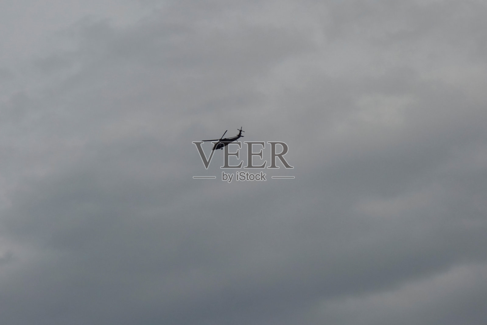 直升飞机在空中盘旋照片摄影图片