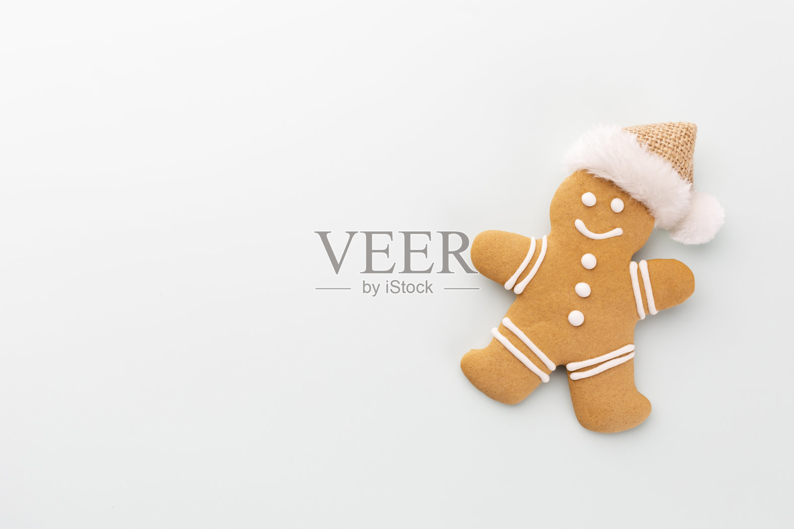 姜饼人,饼干和圣诞节装饰在柔和的背景。照片摄影图片