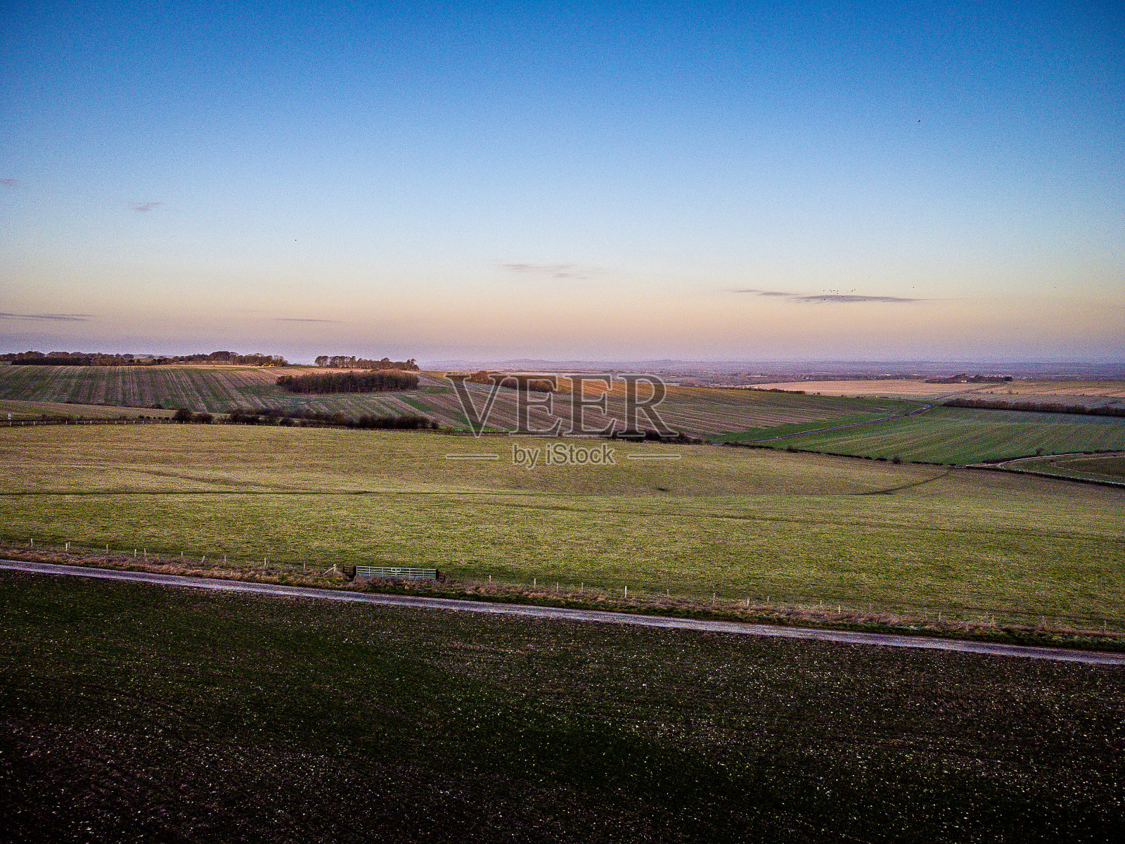 2022年1月,牛津郡旺蒂奇山脊大道上的日出照片摄影图片