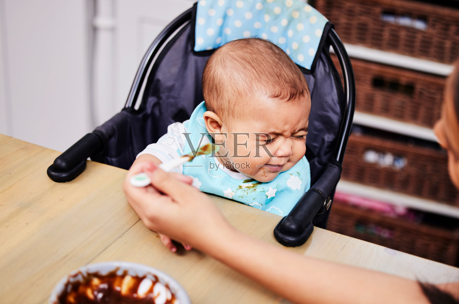 这张照片拍摄的是一个婴儿在妈妈喂他的时候转身离开照片摄影图片