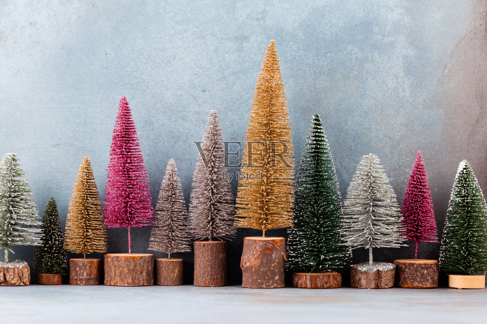 圣诞装饰,蓝色背景的圣诞树。照片摄影图片
