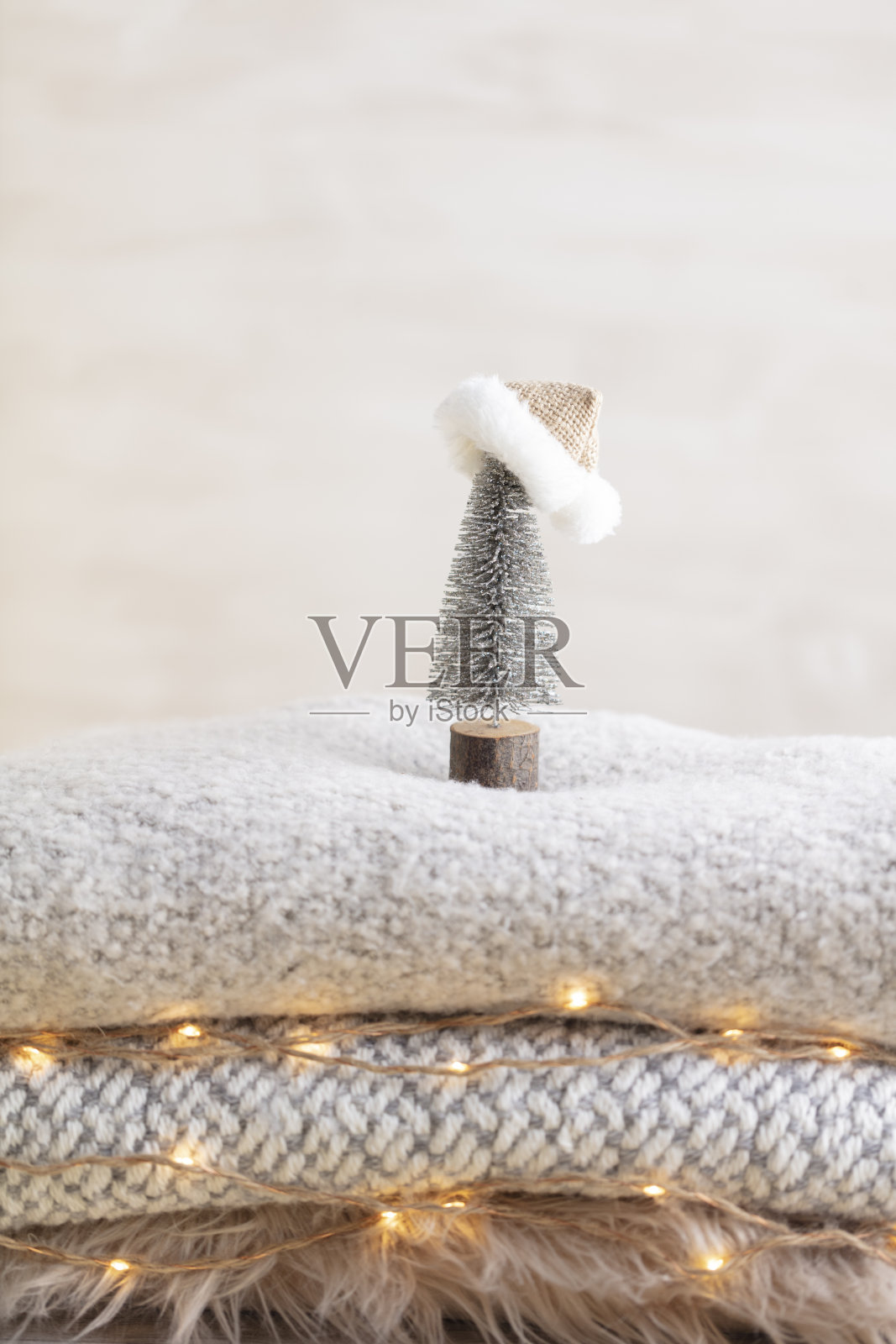 圣诞树和金色的彩灯散景。照片摄影图片