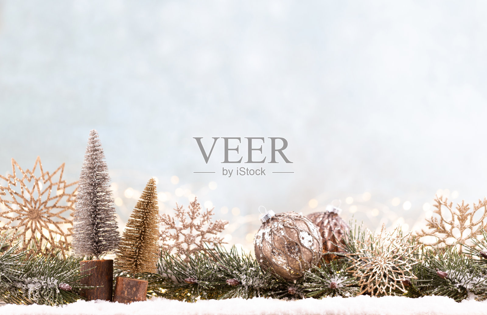 圣诞装饰与弦灯在蓝色的背景。照片摄影图片