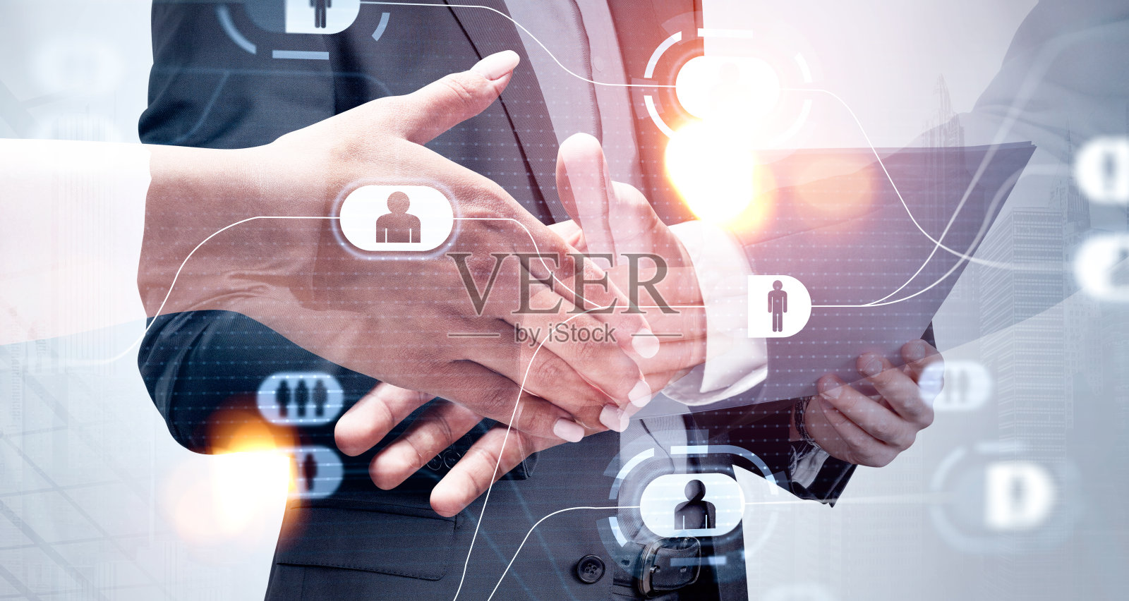 穿着正装的商人和女商人握手照片摄影图片