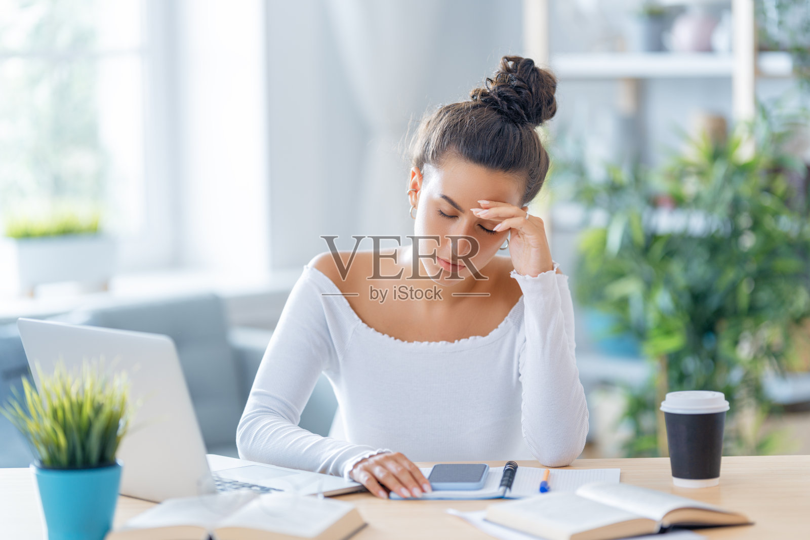 年轻女子在学习,头疼照片摄影图片