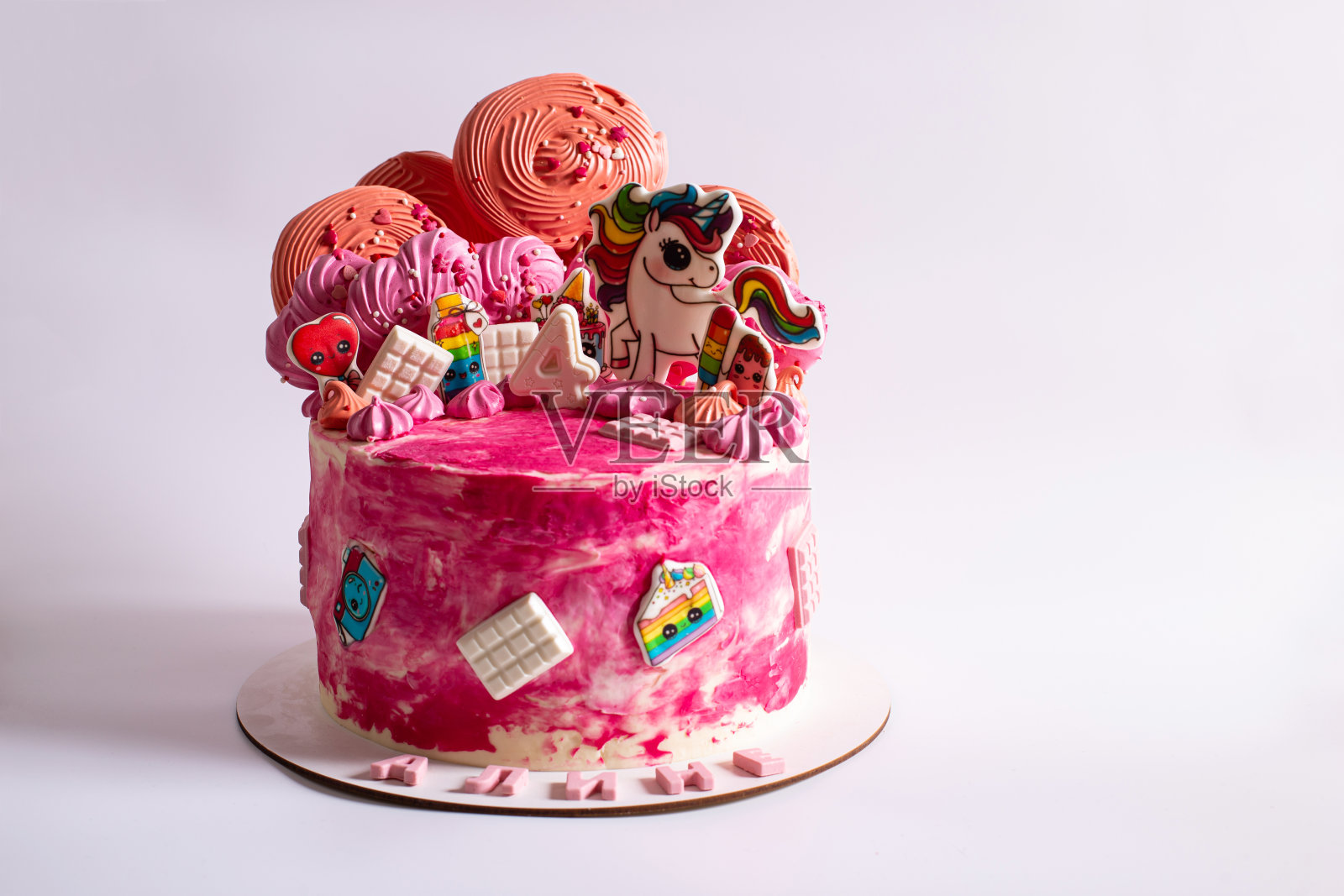 彩虹小马装饰在蛋糕上。照片摄影图片