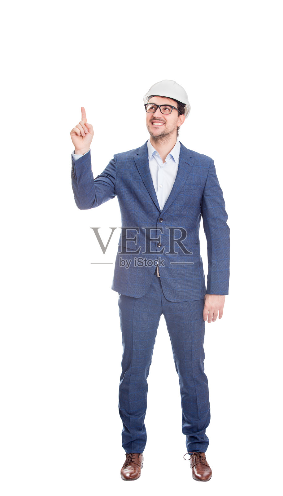 全身正面的工程师戴着防护头盔,自信地指着白色背景上孤立的食指照片摄影图片