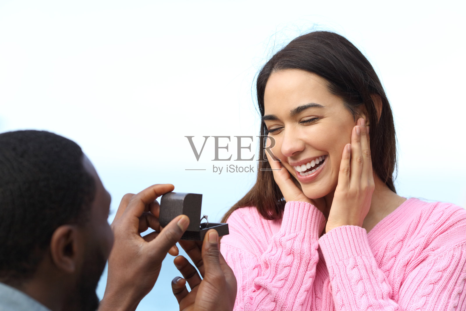 一个黑皮肤的男人求婚照片摄影图片