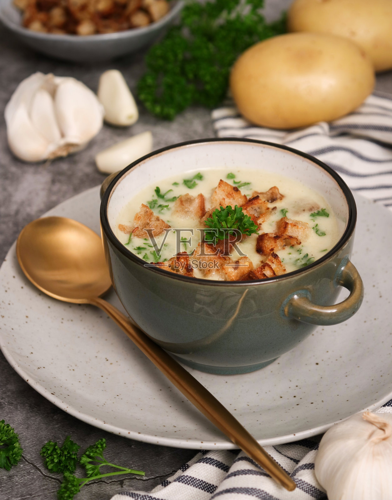 一碗新鲜的奶油蒜汤照片摄影图片