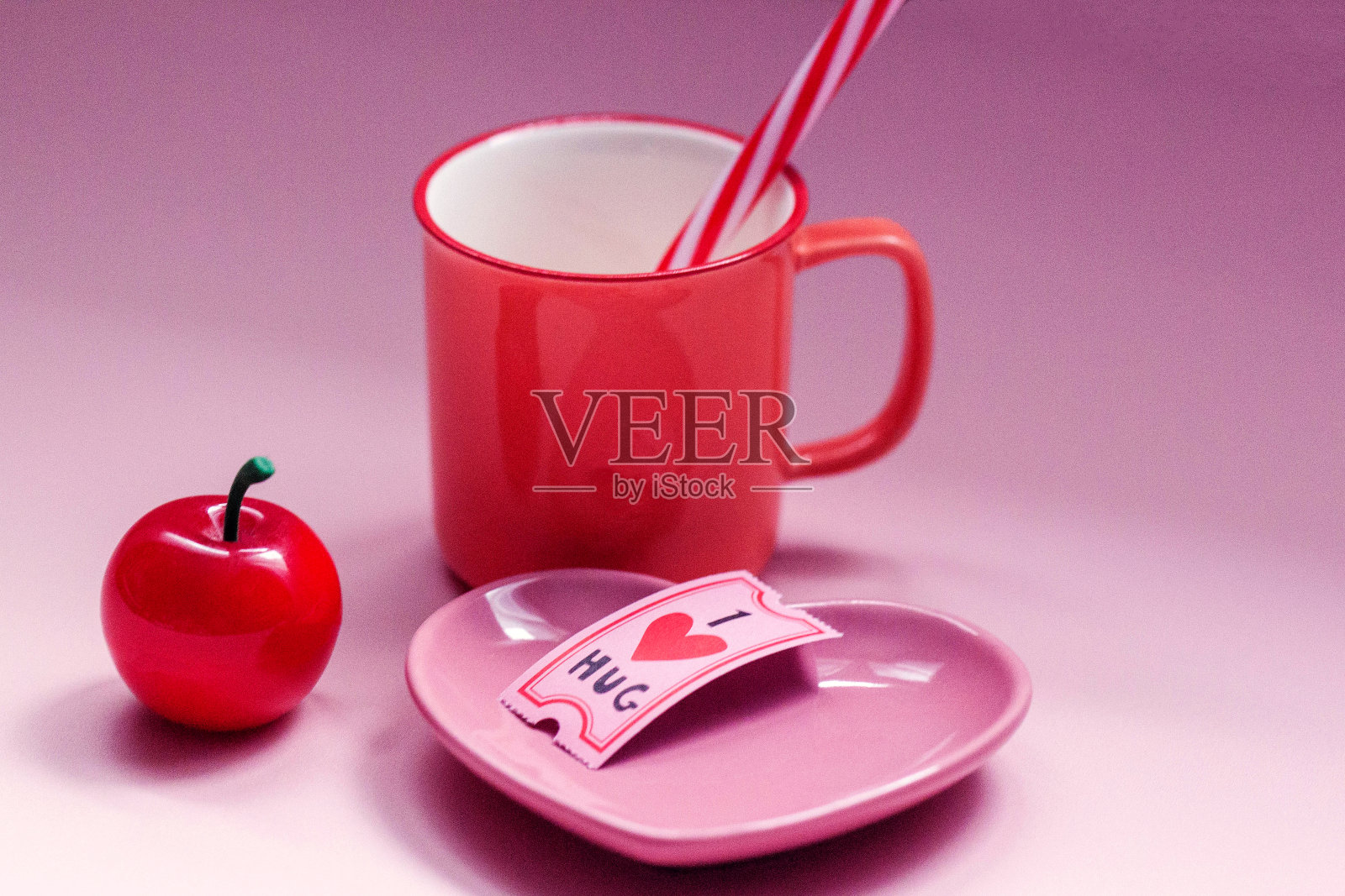 情人节,红色杯子,粉色心形盘子,樱桃和拥抱信息照片摄影图片