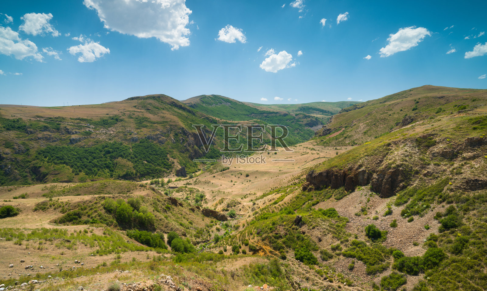 天空沿着绿色的山谷照片摄影图片