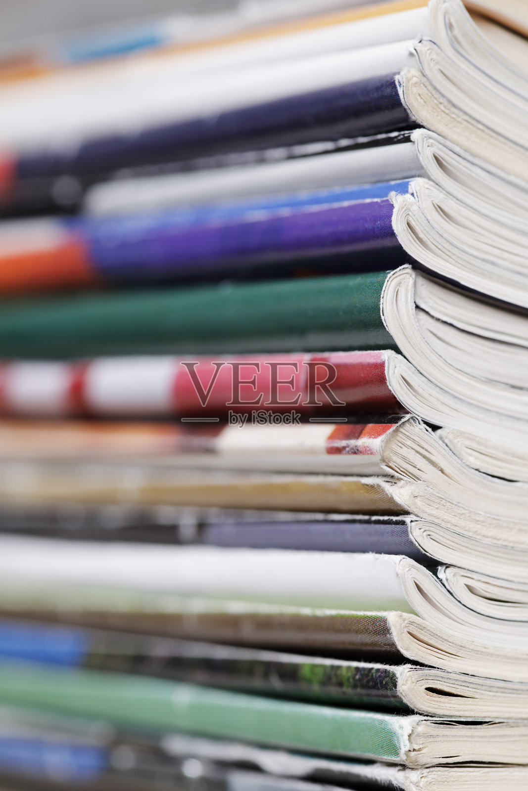 一堆向左逐渐模糊的杂志照片摄影图片