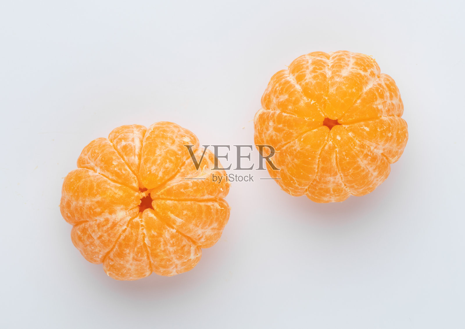 白色背景上成熟的普通话特写。白色背景上的橘子。照片摄影图片