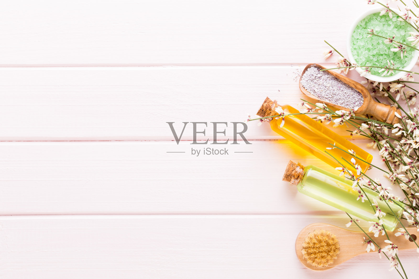 美丽和芳香疗法概念与水疗设置在柔和的质朴的木制背景。照片摄影图片