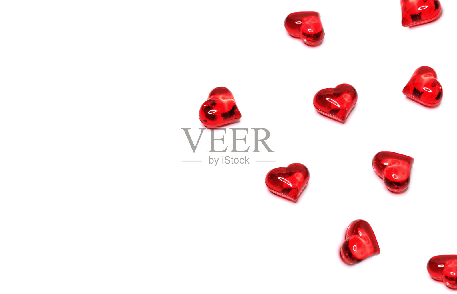 白色背景上的红色玻璃心。情人节的概念。照片摄影图片