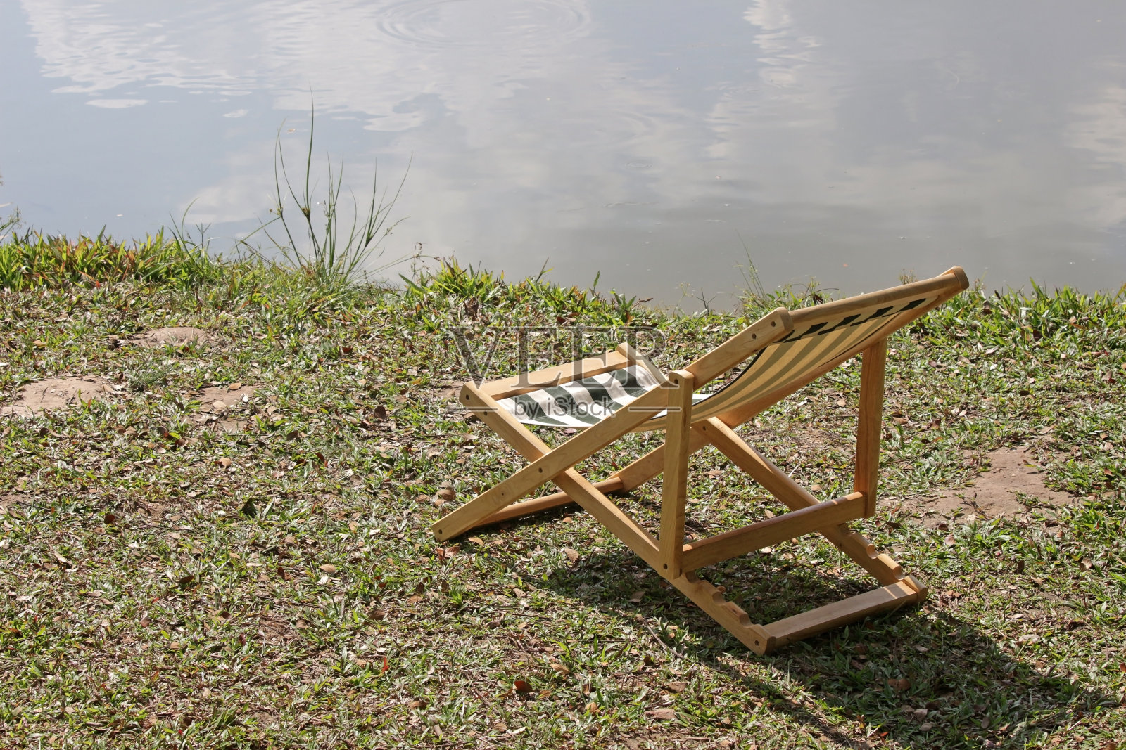 阳光下的水上躺椅照片摄影图片