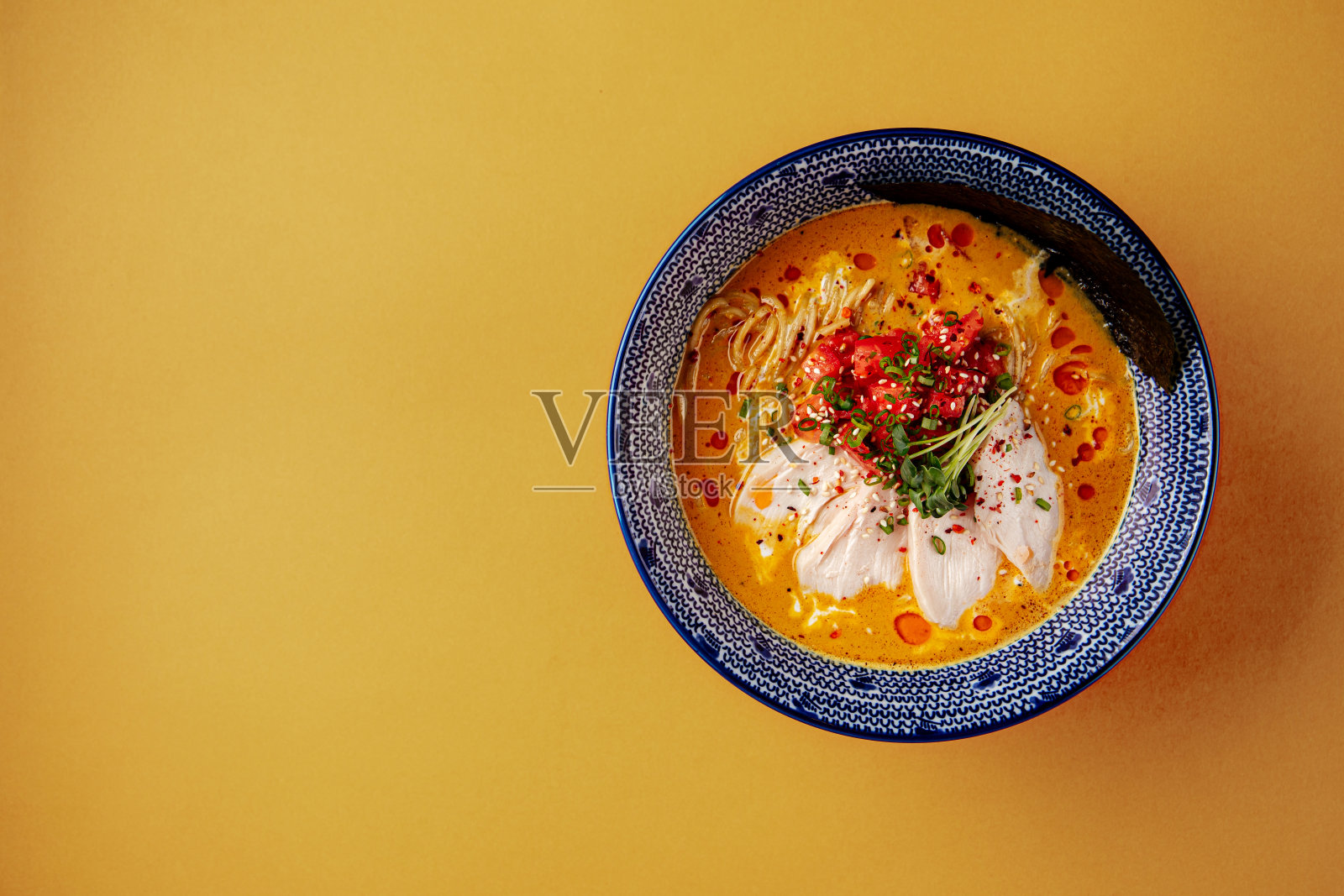 番茄咖喱鸡拉面照片摄影图片