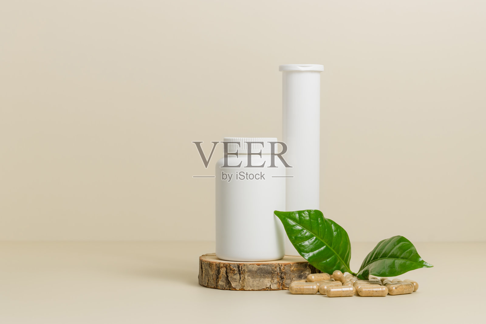 维生素瓶模型与草药维生素或药丸,复制空间,生物补充,有机药丸照片摄影图片