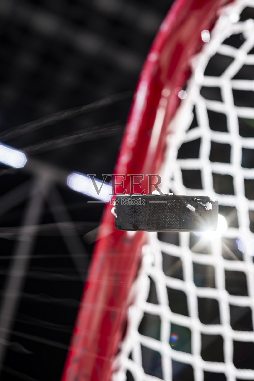 这是一个冰球在球网的半空中的特写镜头照片摄影图片