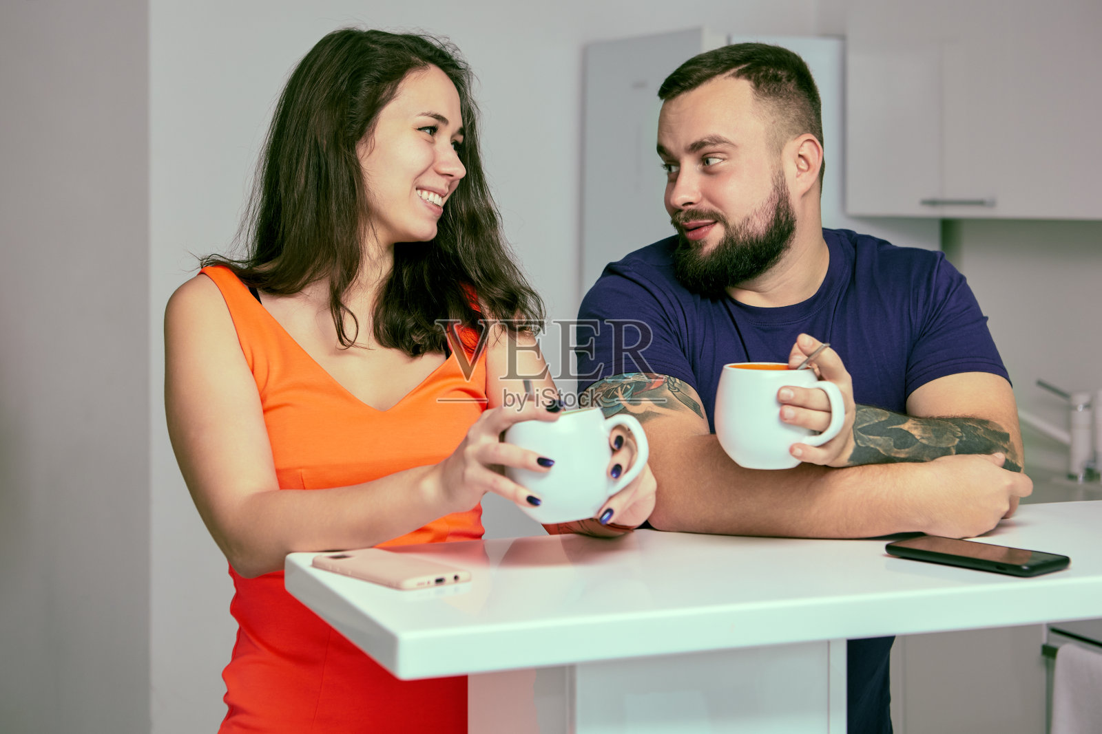 员工在休息时间在办公室厨房交流。照片摄影图片