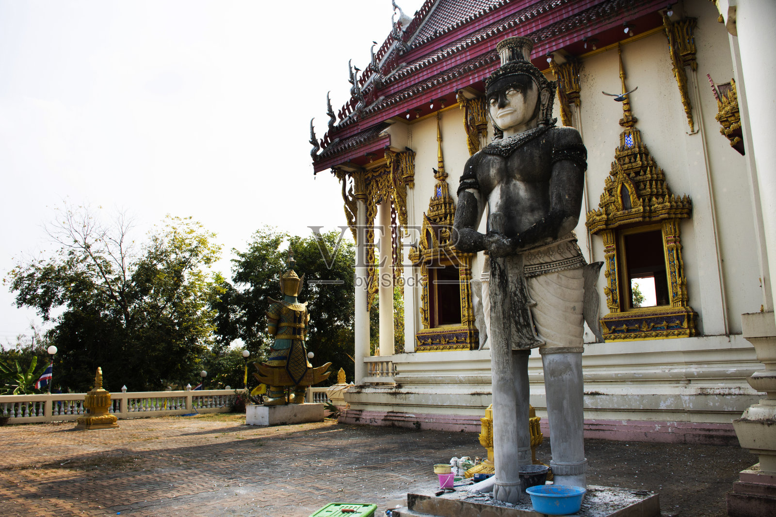 泰国素潘武里市西普拉昌的天普莱寺的塔普莱国王Thao Wessuwan或Vasavana Kuvera巨型雕像照片摄影图片