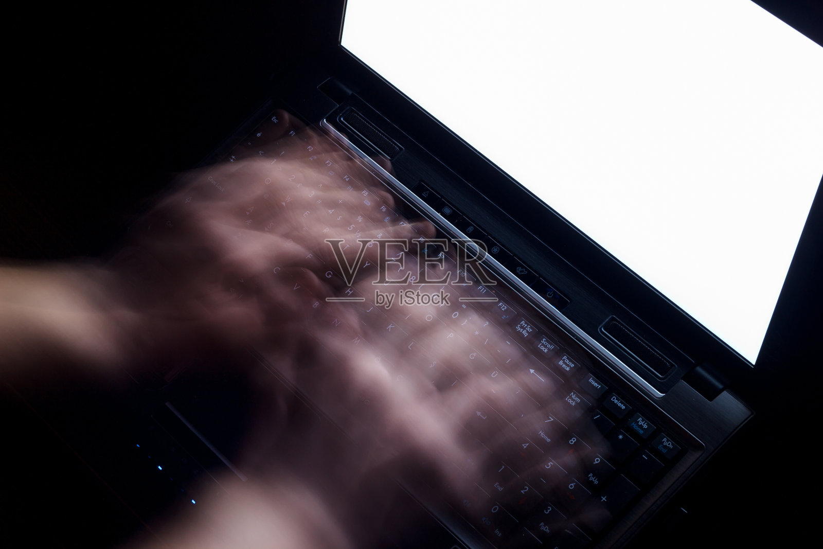 模拟图像的一个人使用笔记本电脑的空白屏幕在黑暗中。照片摄影图片