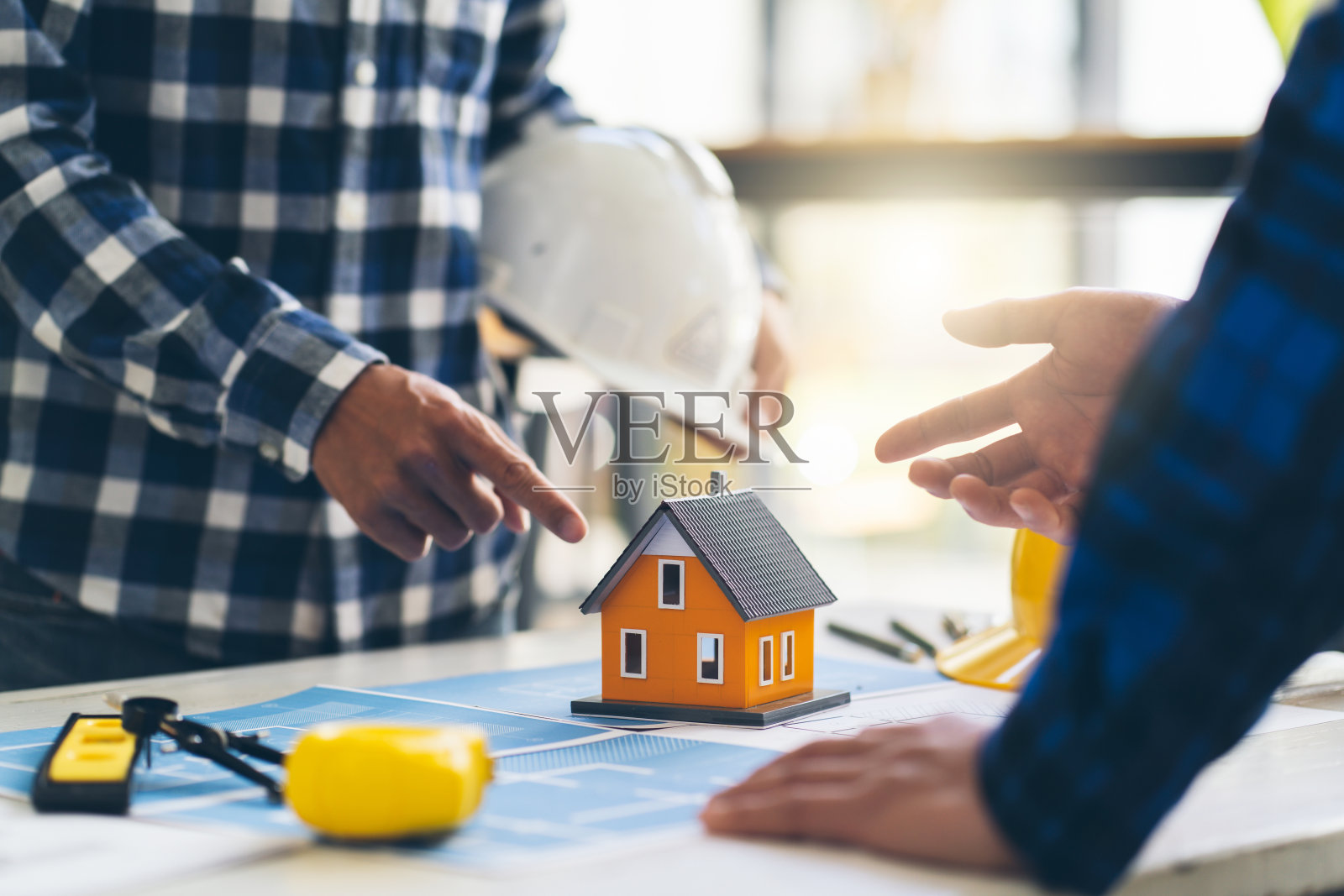 建筑师和工程师的概念,建筑师和工程师在办公室与蓝图施工图纸。照片摄影图片