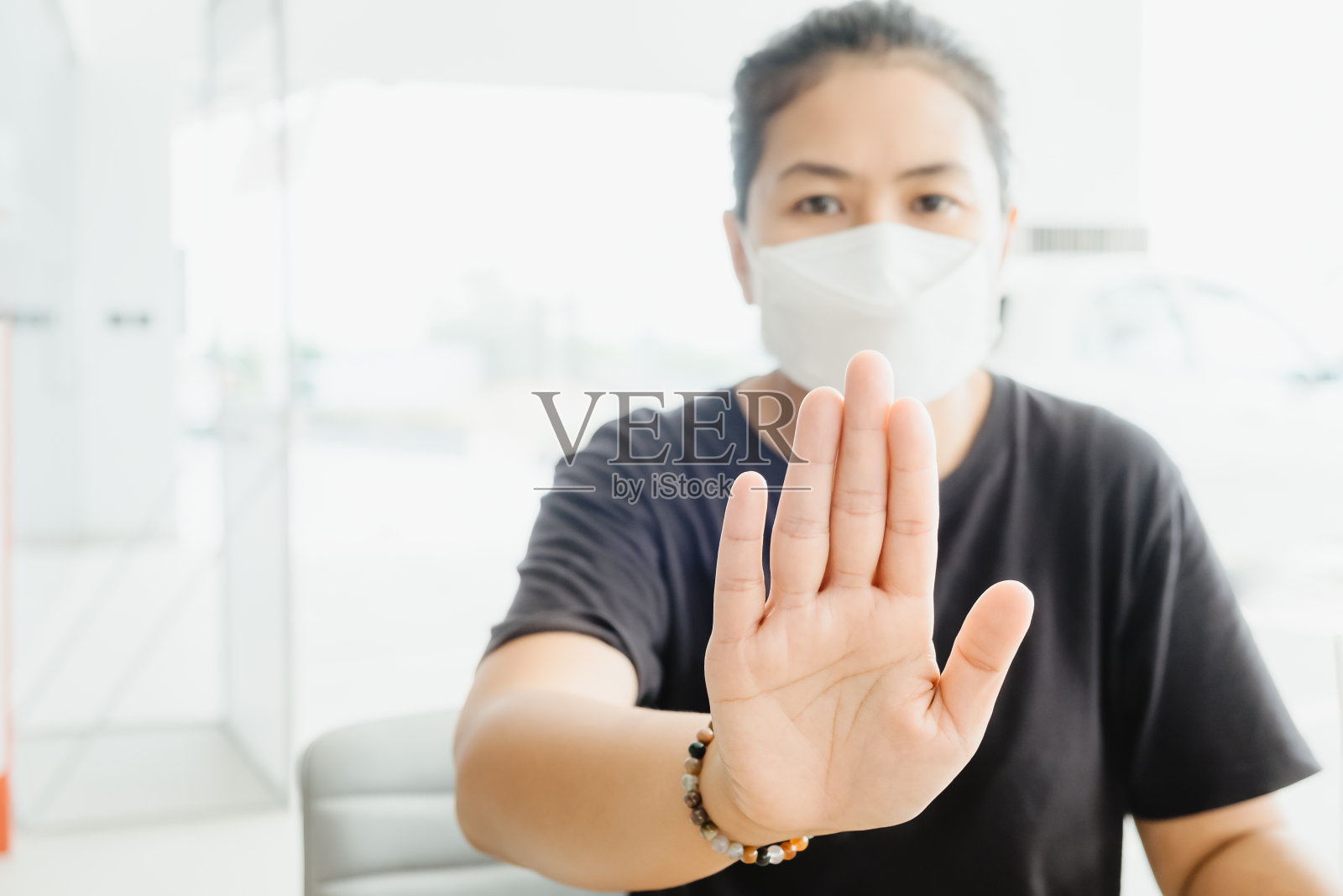 妇女警报信号爆发控制呼吸道病毒COVID-19照片摄影图片