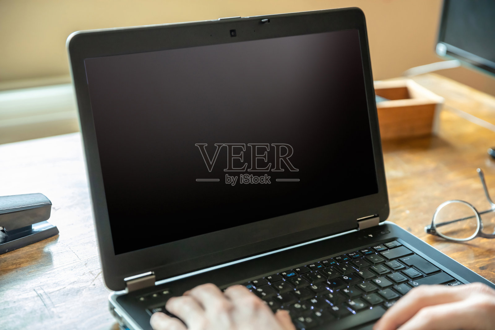 空白屏幕笔记本电脑,男人在家办公,打开笔记本电脑,黑色空显示照片摄影图片