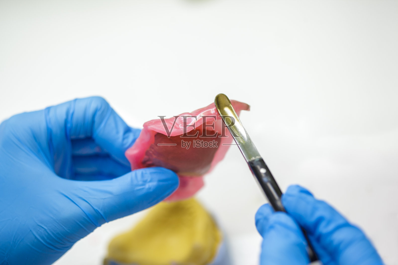 制作假牙的医务人员照片摄影图片