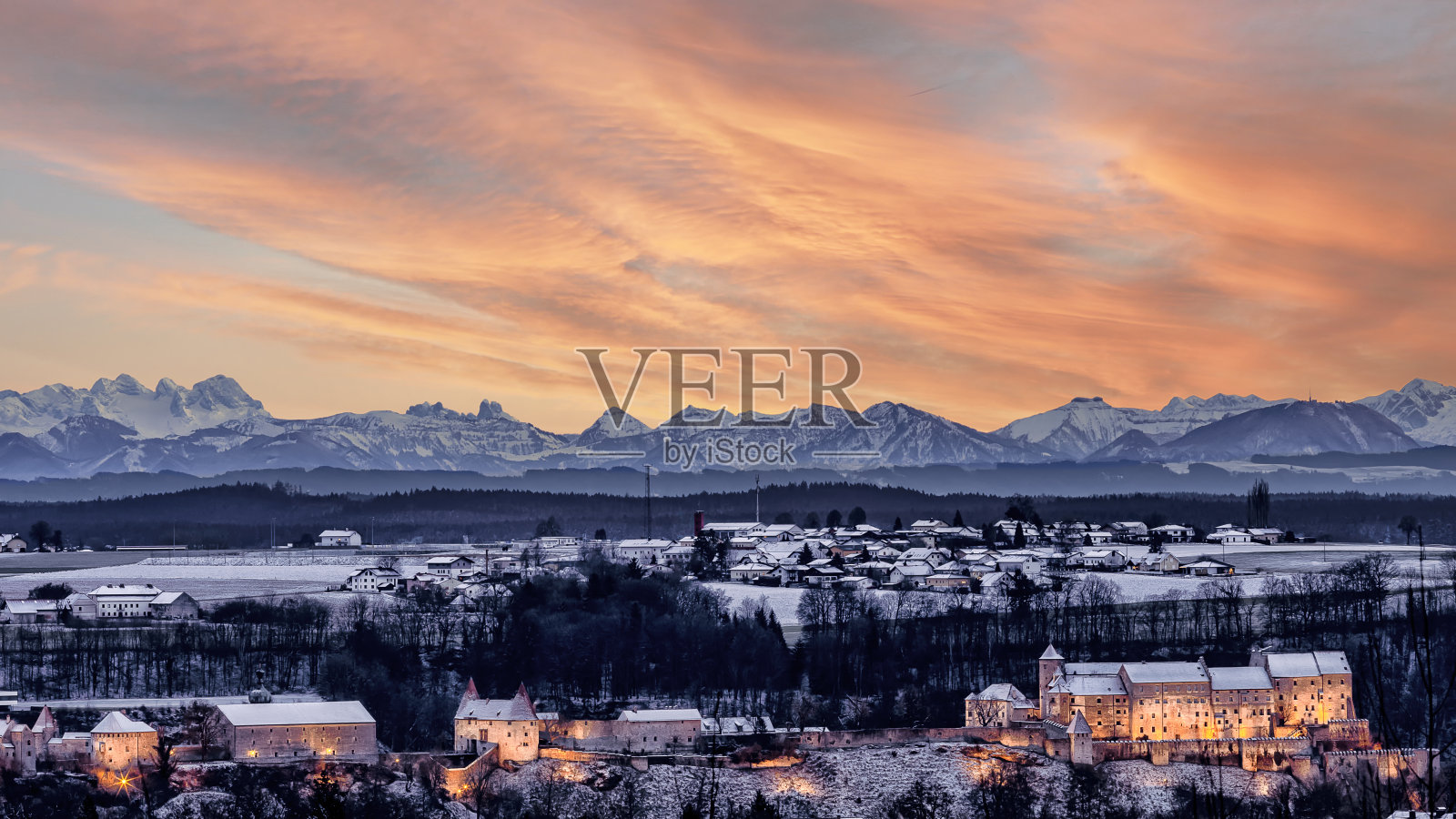 日落时分俯瞰Burghausen的美景照片摄影图片