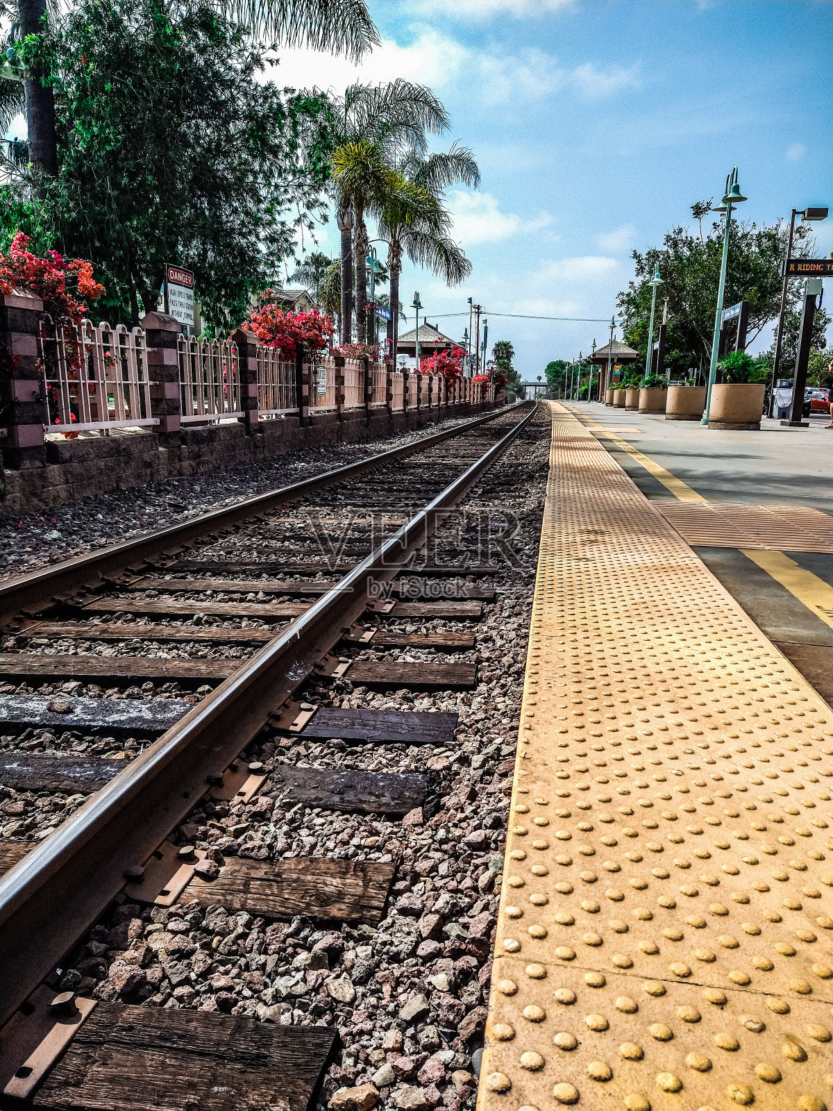 沿着前进的道路照片摄影图片