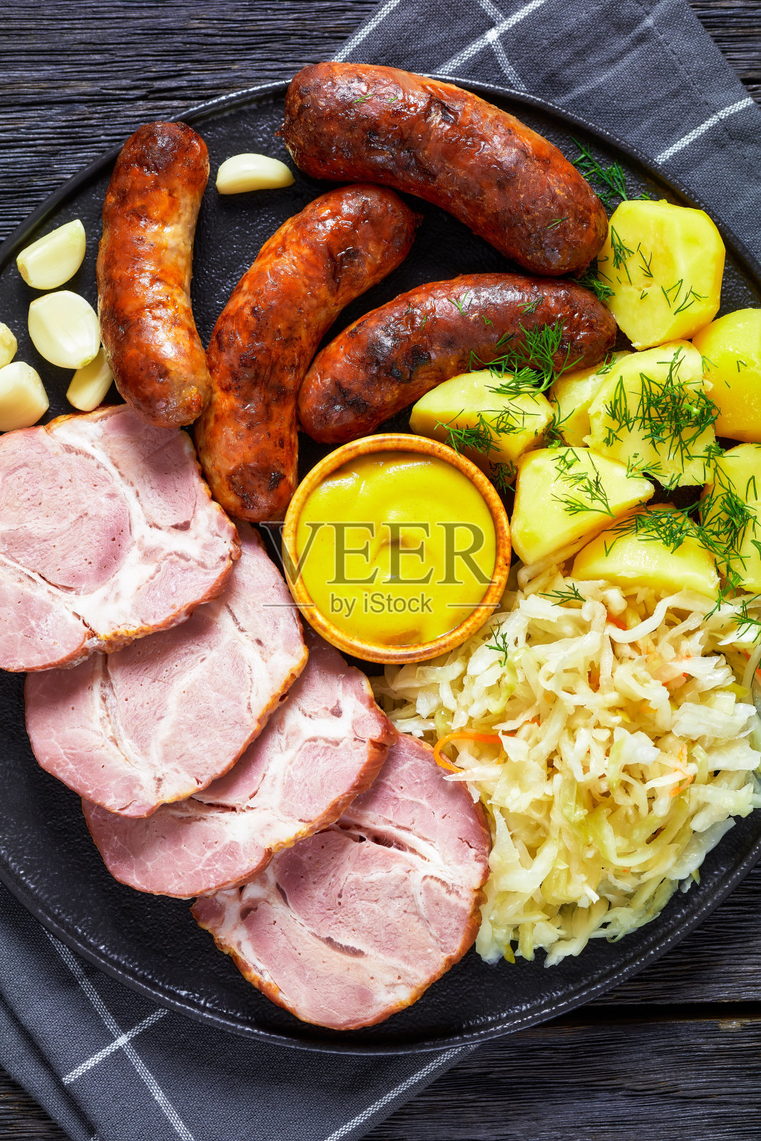一盘德国腊肠,猪肉,土豆,泡菜照片摄影图片