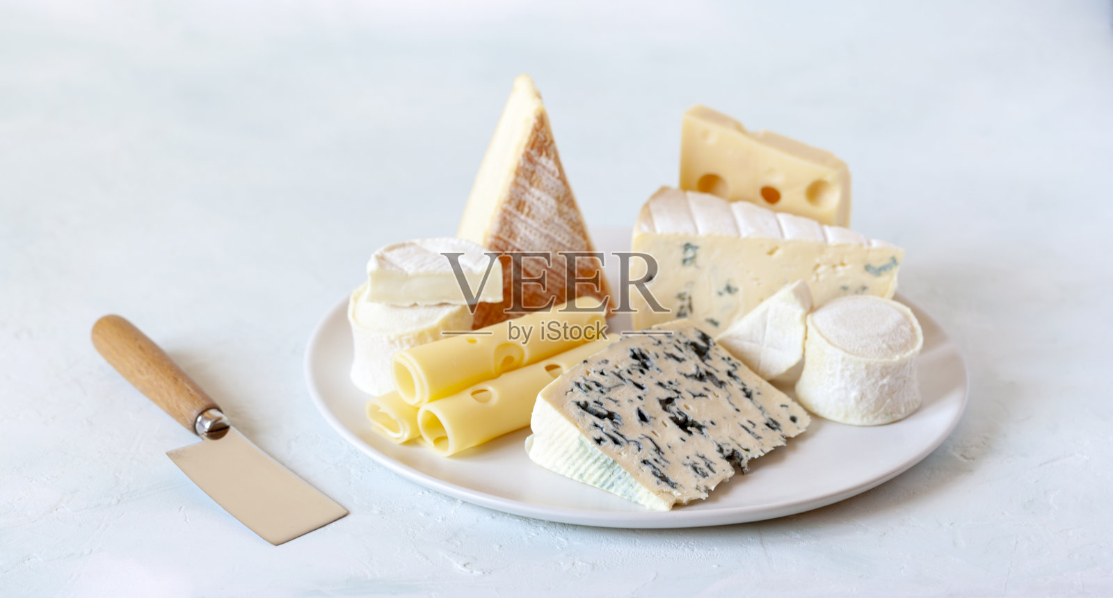 芝士盘配不同种类的法国芝士照片摄影图片