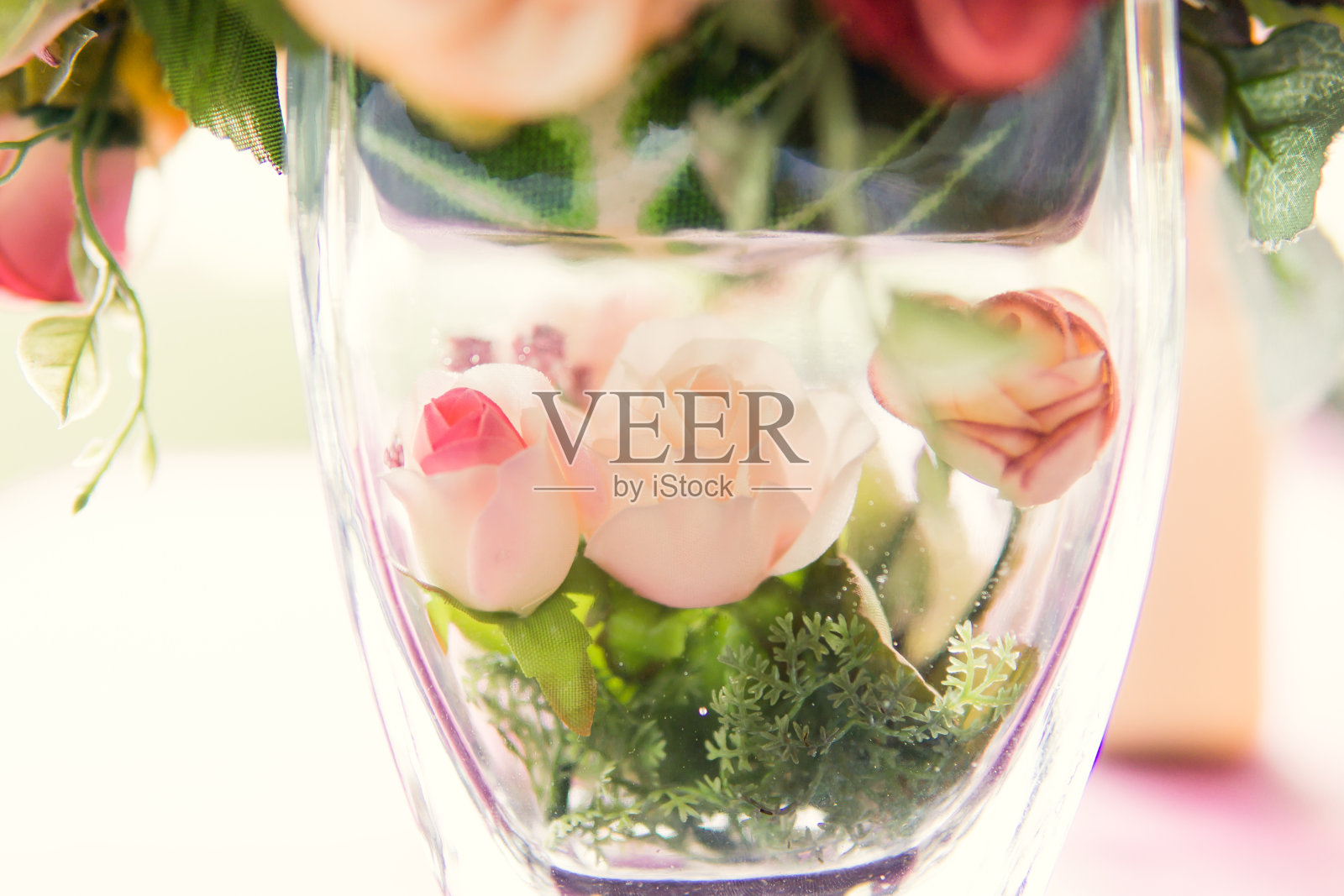 美丽的塑料玫瑰花背景照片摄影图片